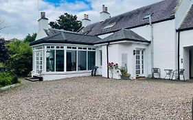 5 Bedrooms Sleeps 10-12 Free Wifi & Parking Garden